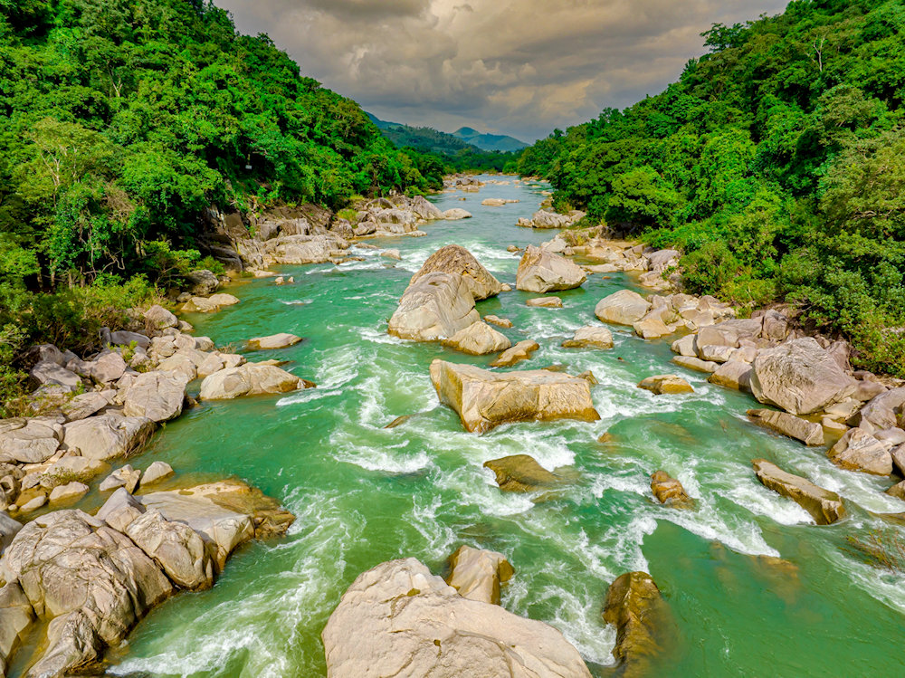 Khung cảnh hùng vĩ của dãy đá đôi